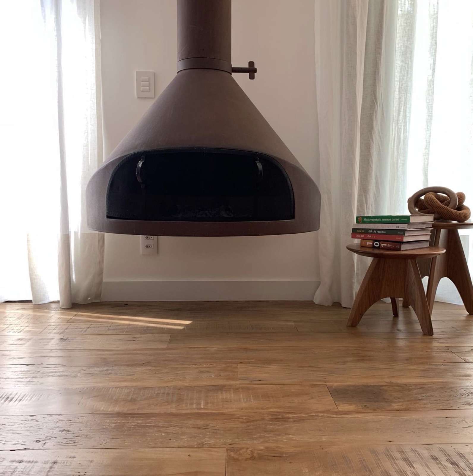 Ambiente decorado com piso de madeira Casulo Design