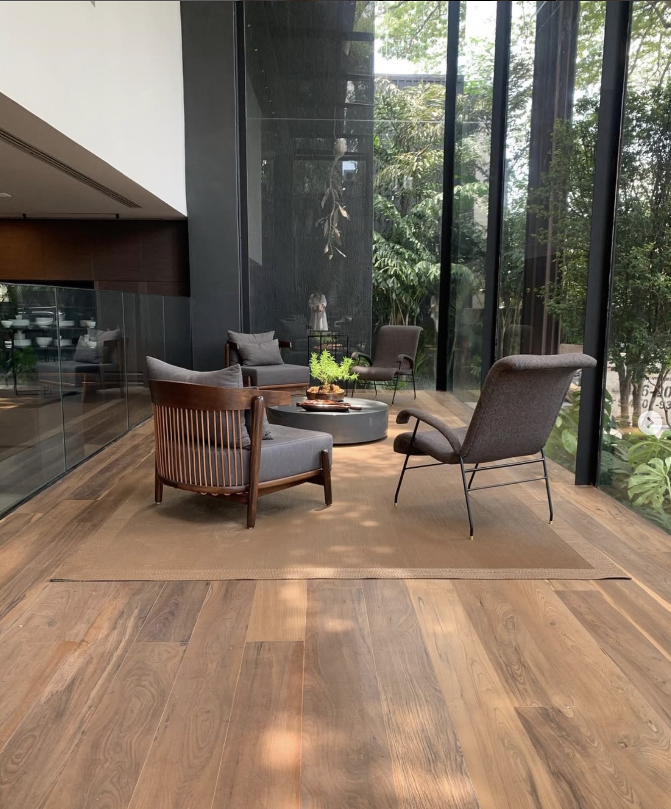 Ambiente decorado com piso de madeira Casulo Design