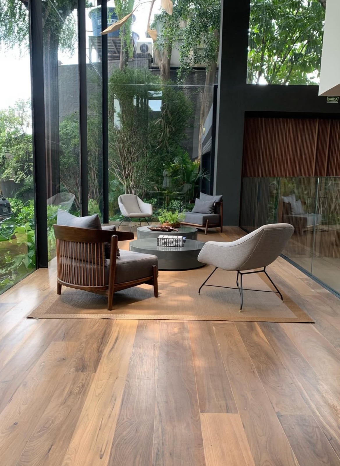 Sala de estar com piso de madeira Casulo Design